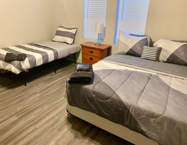 3 habitaciones, tabla de planchar con plancha, wifi y ropa de cama 