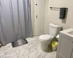 Secadora de cabello, toallas, jabón, papel de baño 