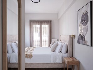 2 habitaciones, escritorio y tabla de planchar con plancha 