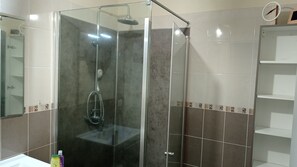 Dutxa, assecador de cabells, bidet i tovalloles 