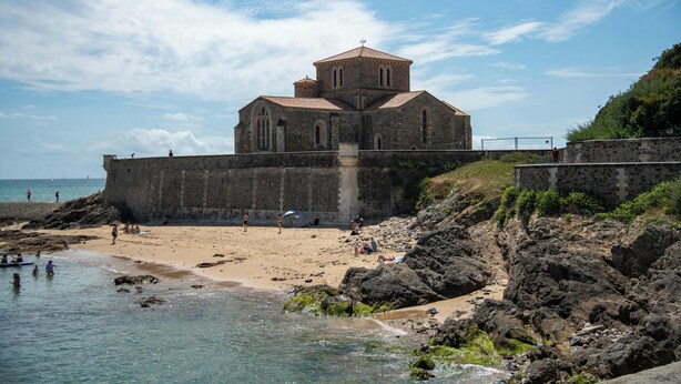 A coastal church with a stone facade, situated on a rocky shoreline with a beach in the foreground. - House for 6 people with a quiet garden in Les Sables d'Olonne (Les Sables-d'Olonne)