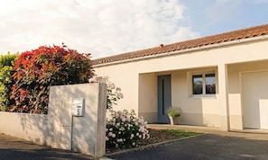 Un immeuble résidentiel doté d’une boîte aux lettres, d’une porte et d’un garage.