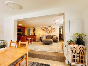 Smart TV, books, video library - Charming Coastal Escape near Wickford, RI.
Close to beaches and coastal charm! (North Kingstown)