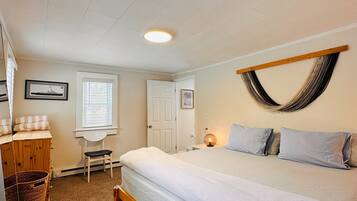 2 bedrooms, in-room safe, desk, iron/ironing board