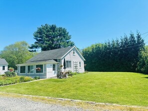 Exterior - Charming Coastal Escape near Wickford, RI.
Close to beaches and coastal charm! (North Kingstown)