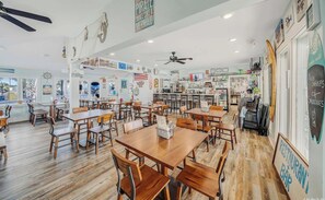 Dining - Walk to Beach 0.3 miles, Fire Pit, Mini Golf, 11 Pools, 4 Bikes, Shuffleboard (Panama City Beach)