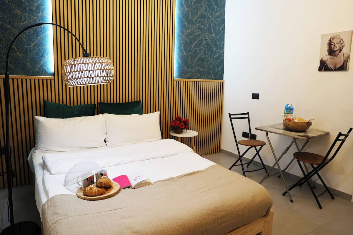 Habitación urbana | Ropa de cama hipoalergénica y artículos del minibar gratis