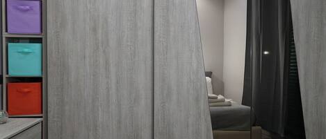 Familierom, balkong | Allergitestet sengetøy, minibar (inkludert) og safe på rommet