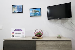 Phòng dành cho gia đình, ban công | Bộ đồ giường kháng dị ứng, minibar với thức uống miễn phí 