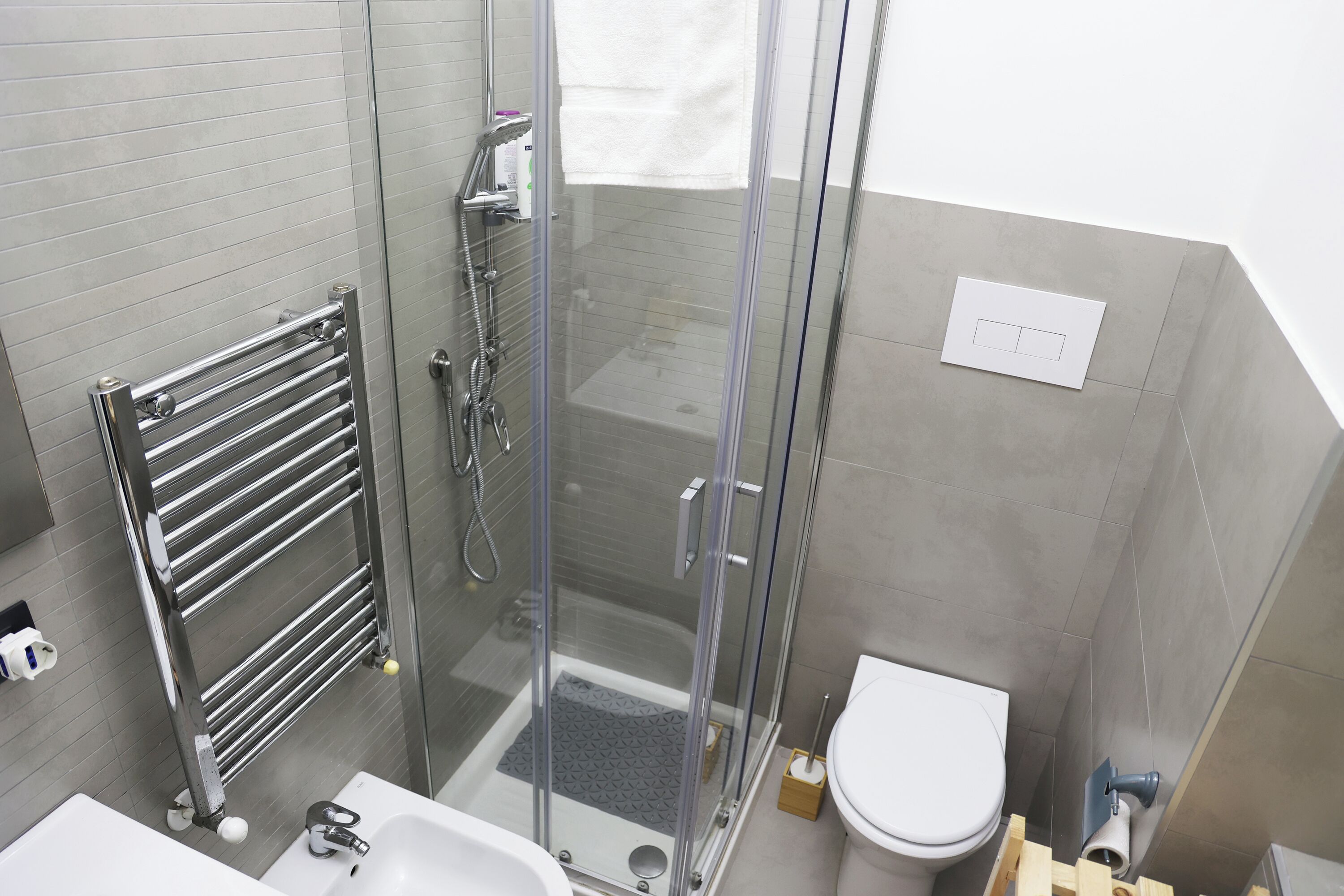 City-Zimmer | Badezimmer | Haartrockner, Hausschuhe, Bidet