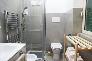 City Room | Bathroom | Hair dryer, slippers, bidet - Milly's House (Naples)