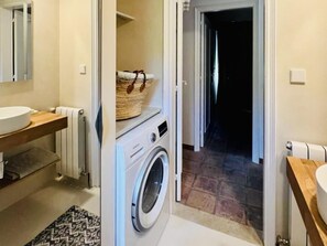 Een douche, een haardroger, handdoeken