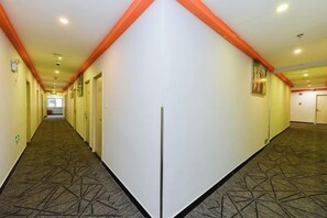 Interior - Red House Hotel (Shanghai Red House Hospital Lujiabang Road Subway Station Branch) (Shanghai)