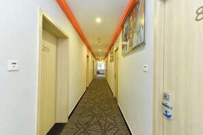 Interior - Red House Hotel (Shanghai Red House Hospital Lujiabang Road Subway Station Branch) (Shanghai)