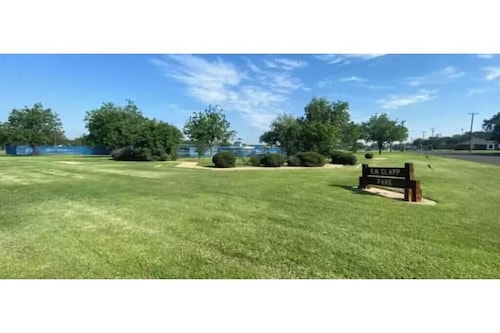 Clean & Fresh-1 BR + sofa bed/1BA - 100% Remodeled