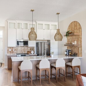 Refrigerador, microondas, horno y parrilla de estufa