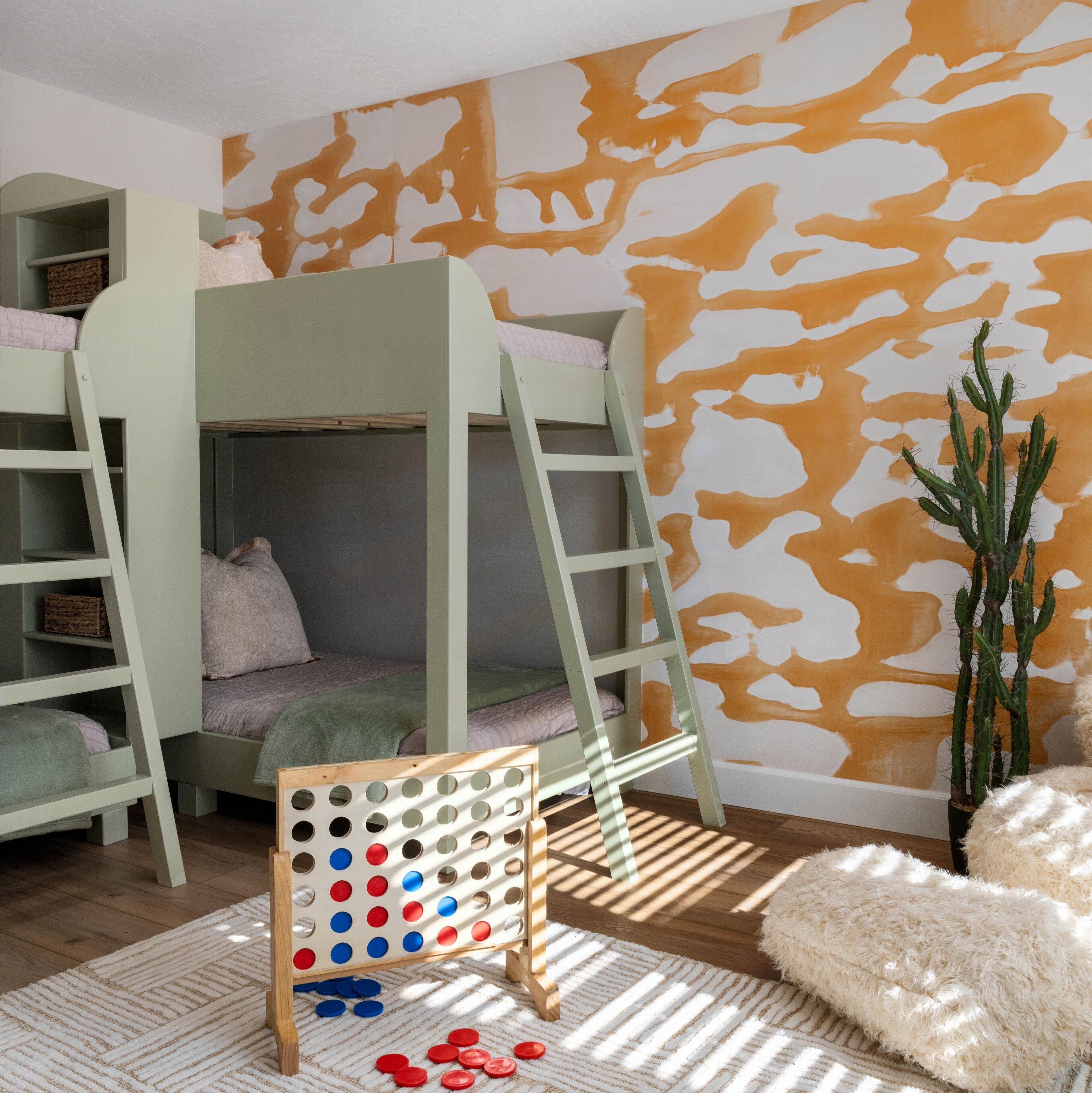 3 makuuhuonetta, työpöytä, silitysrauta/-lauta, vauvan matkasänky