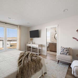 3 bedrooms, desk, iron/ironing board, travel cot - Icon Escape - 3 bedroom family home - Ideal Kennewick location - Sleeps 8 (Kennewick)