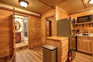 Kylskåp, mikrovågsugn, spishäll och diskmaskin