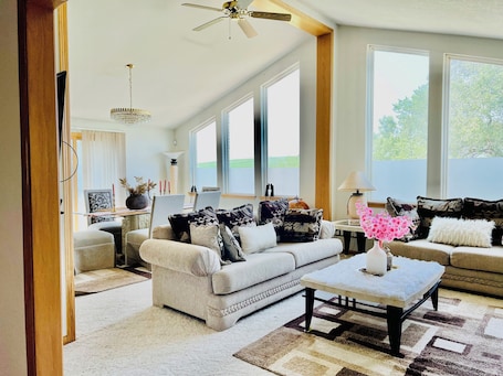 Fireplace. Charming 2-bedroom King+King bedroom house in near Ponca with WiFi, AC