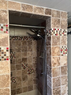 Shower, eco-friendly toiletries, hair dryer, towels - Decatur Garden Studio Apartment (Decatur)