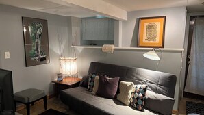 Smart TV, books - Decatur Garden Studio Apartment (Decatur)