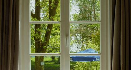 House by the lake with plenty of space, right next to the Lüneburg Heath parks