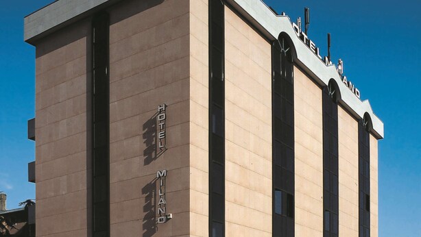 Un moderno edificio de hotel con el nombre 