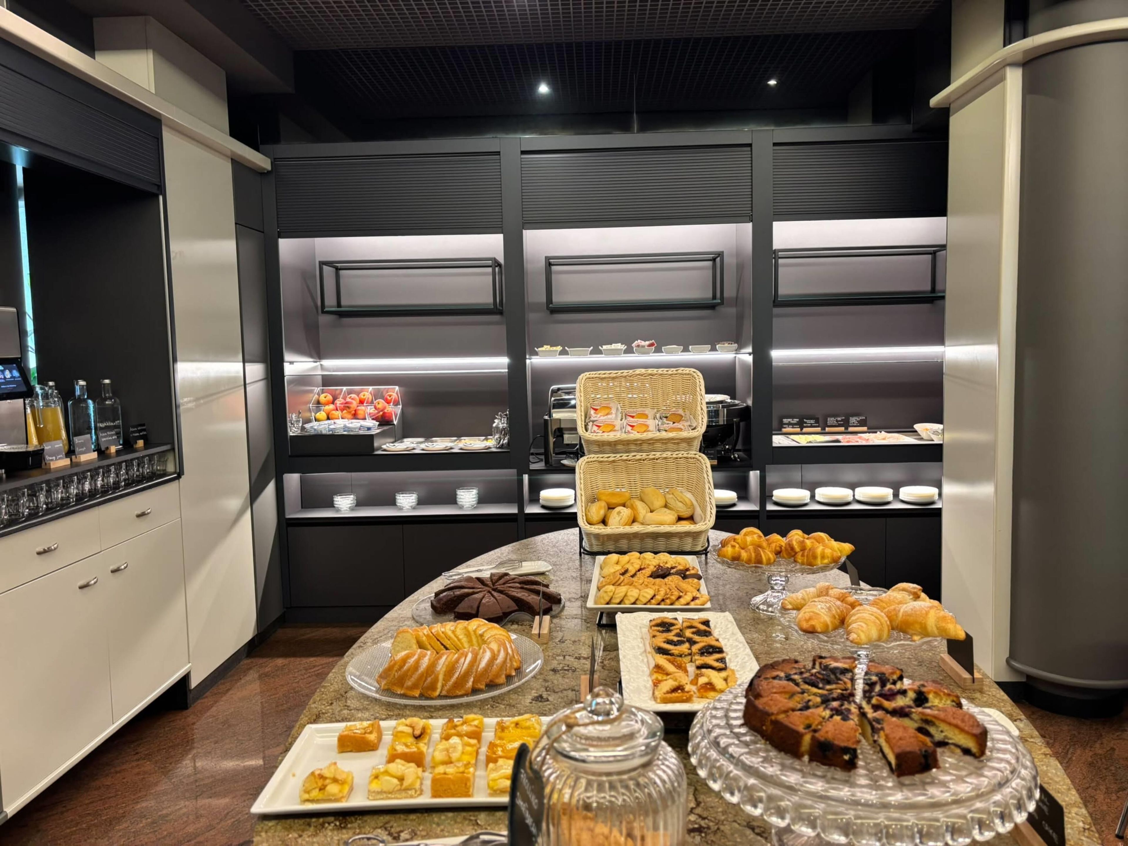 Un buffet proposant une variété de plats et un coin café.