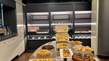 Un buffet proposant une variété de plats et un coin café.