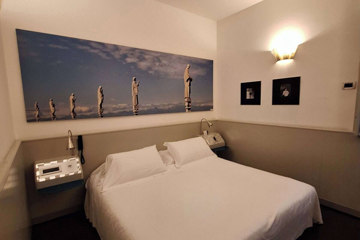 Habitación estándar, 1 cama de matrimonio, no fumadores | Minibar, caja fuerte, escritorio y espacio para trabajar con un portátil