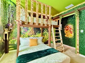 5 bedrooms, iron/ironing board, travel cot, free WiFi - Themed Bedrooms, Game Room & Private Pool with BBQ – Minutes from Disney (Clermont)