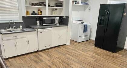 Clean 3 BR 2BA White House Near TTU & UMC