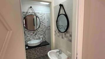 Douche, sĂšche-cheveux, serviettes fournies, savon