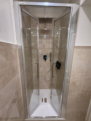 Shower, hair dryer, bidet, towels - 300MT FROM PIAZZA DI SPAGNA IN ROME - BEAUTIFUL VACATION HOME UP TO 6 PEOPLE (Roma)
