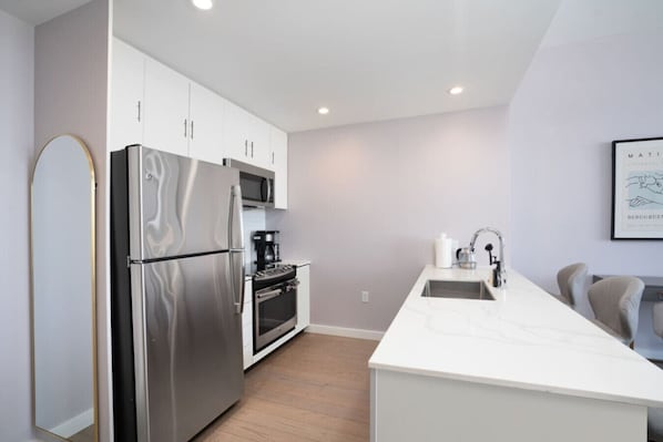 Coffee/tea maker, fridge, microwave, oven