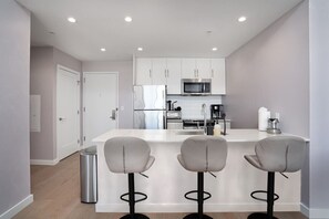 Coffee/tea maker, fridge, microwave, oven