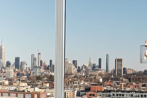 Un paysage urbain caractérisé par une diversité de hauteurs de bâtiments et de styles architecturaux, avec notamment un gratte-ciel imposant.