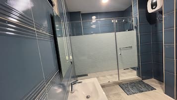 Dusj, hårføner, håndklær og såpe