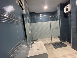 تجهيزات دش، مجففات شعر، مناشف، صابون