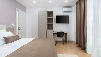 1 bedroom, in-room safe, desk, iron/ironing board