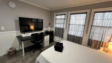 1 bedroom, in-room safe, desk, free WiFi