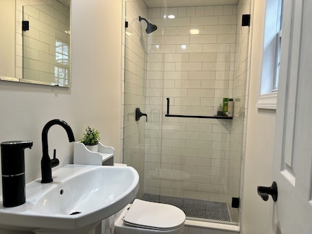 Towels, soap, shampoo, toilet paper. Cozy 1-bedroom apartment in Hicksville with WiFi, AC