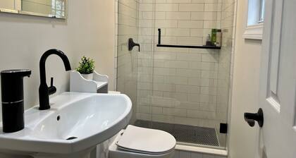 Cozy 1-bedroom apartment in Hicksville with WiFi, AC