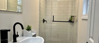 Cozy 1-bedroom apartment in Hicksville with WiFi, AC