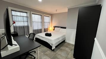 1 habitación, caja de seguridad en la habitación y escritorio