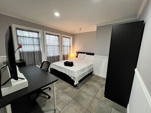 1 habitación, caja de seguridad en la habitación y escritorio