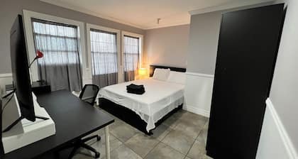 Cozy 1-bedroom apartment in Hicksville with WiFi, AC