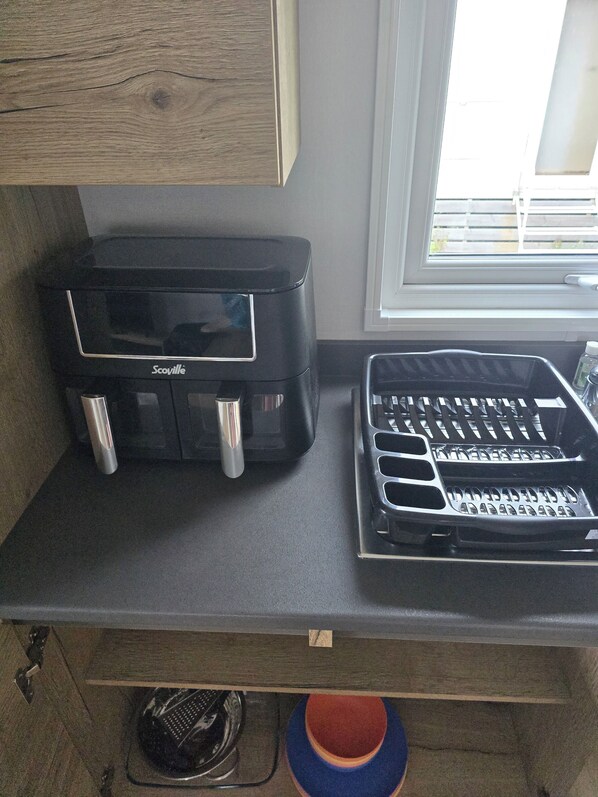Un plan de travail de cuisine avec une machine à café et un grille-pain.
