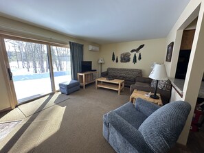 Smart-tv, een open haard, videospelletjes en een dvd-speler